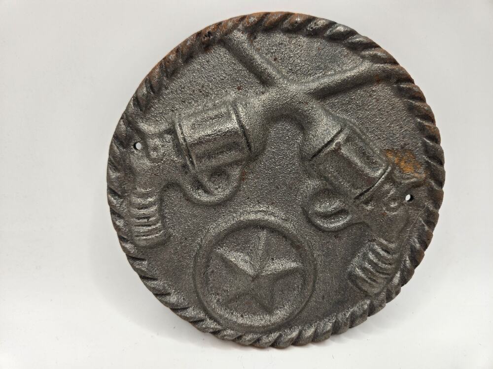 Cast Iron Texas Pistols w/ star Wall Decor Circle Rustic Western 5.25" inch